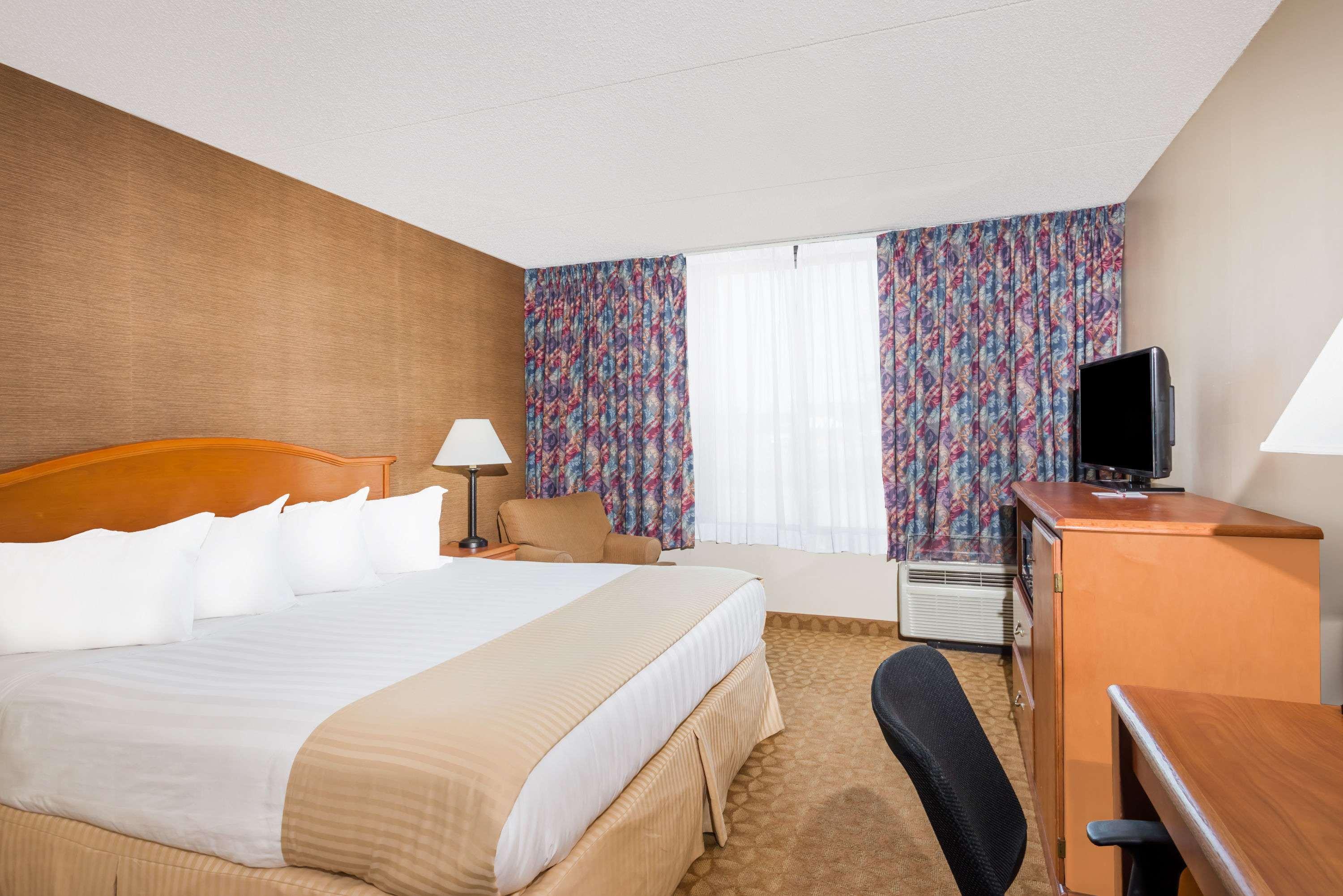 รามาดา บาย วินด์แฮม วอเตอร์ทาวน์ Hotel ภายนอก รูปภาพ