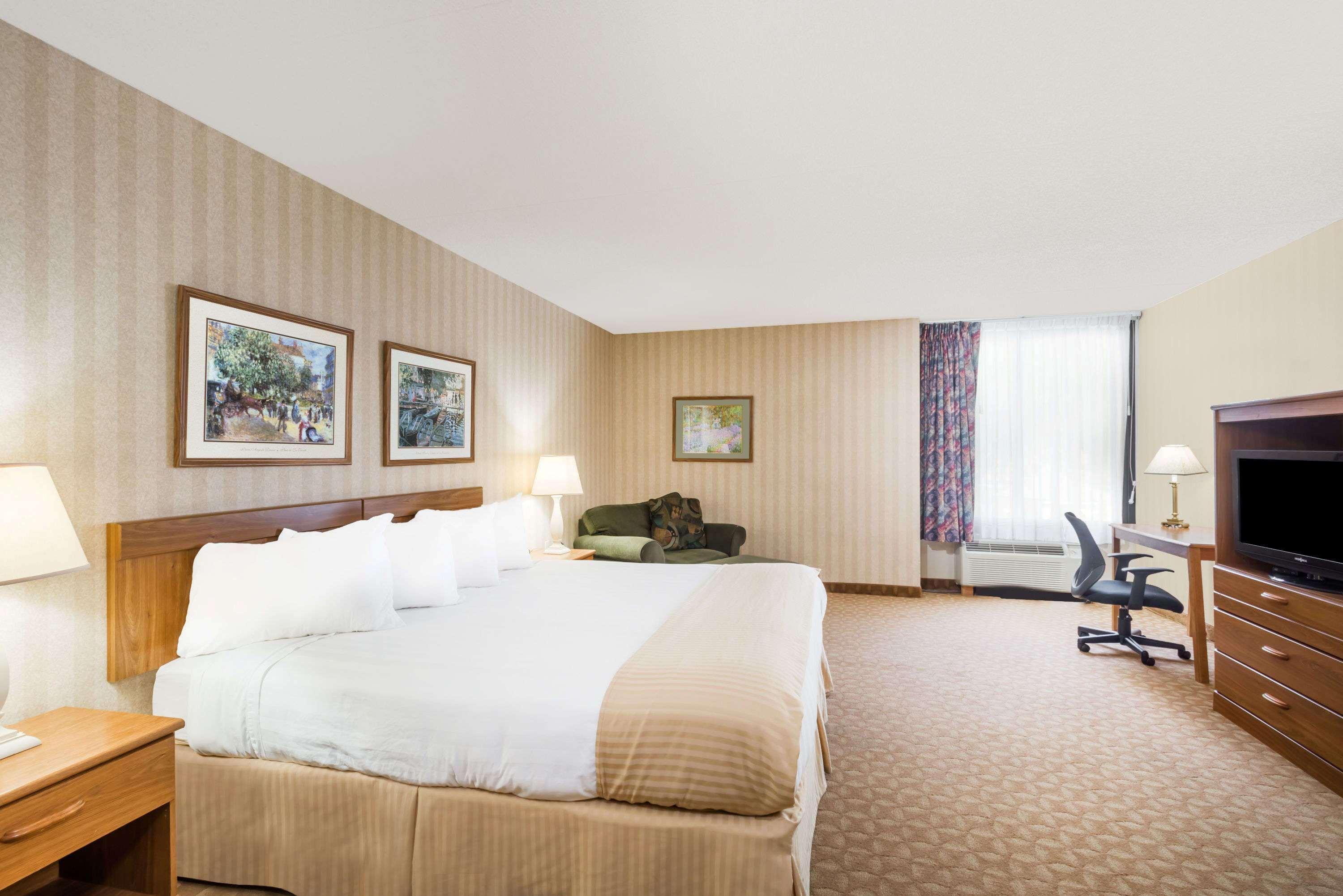 รามาดา บาย วินด์แฮม วอเตอร์ทาวน์ Hotel ภายนอก รูปภาพ