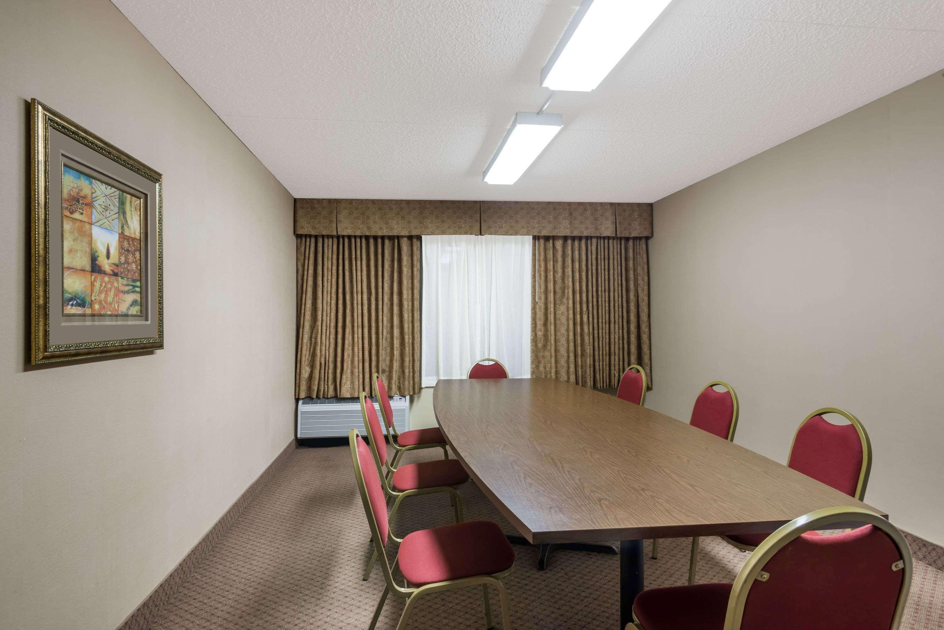 รามาดา บาย วินด์แฮม วอเตอร์ทาวน์ Hotel ภายนอก รูปภาพ