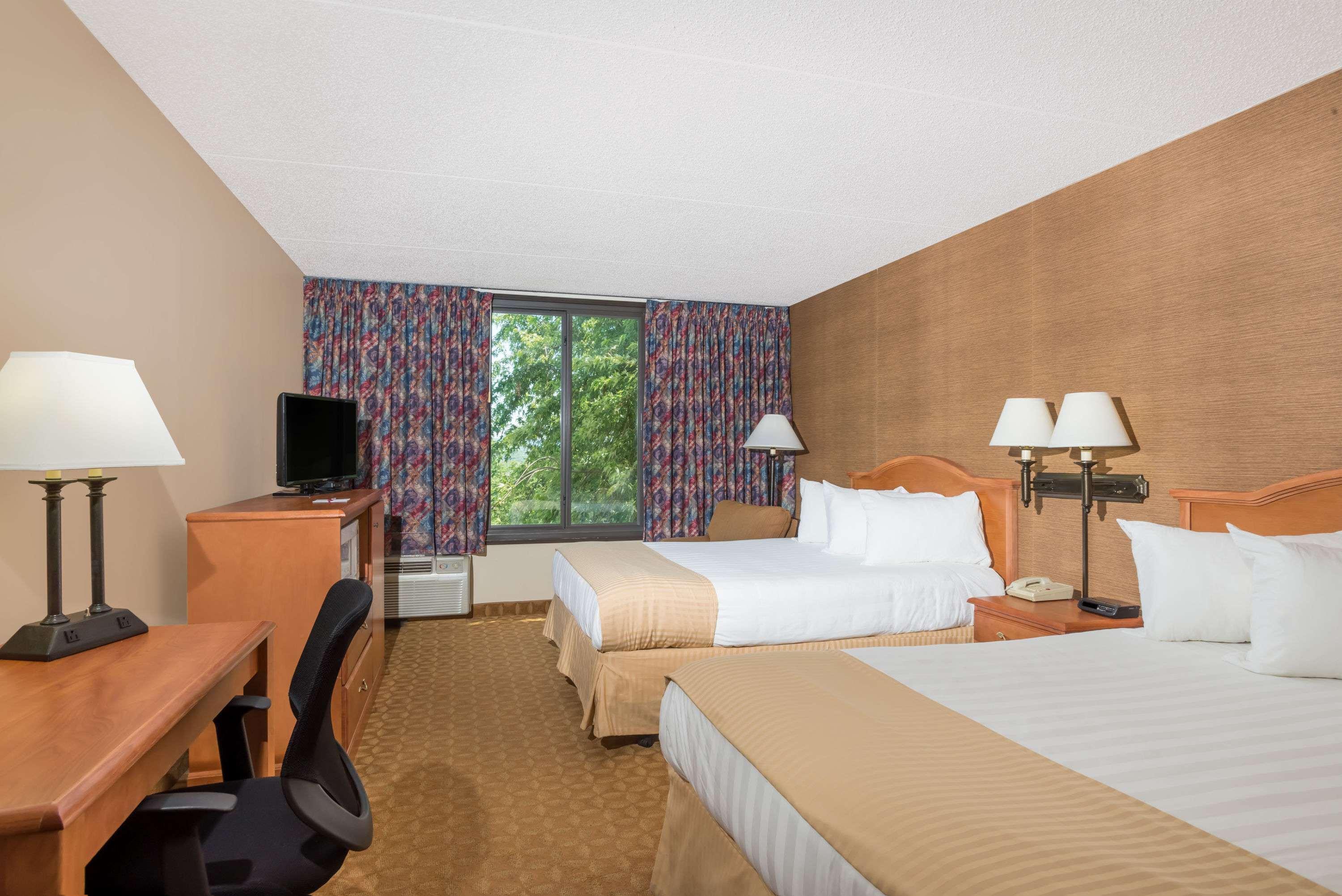 รามาดา บาย วินด์แฮม วอเตอร์ทาวน์ Hotel ภายนอก รูปภาพ